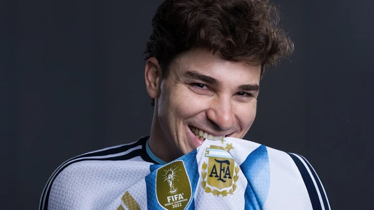 Behind Julián Álvarez’s Smile: Confidence, Football and Dental Health