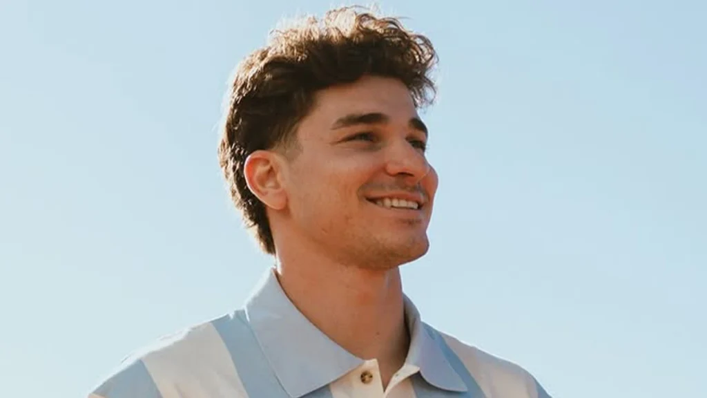Julián Álvarez’s smile during an outdoor photoshoot