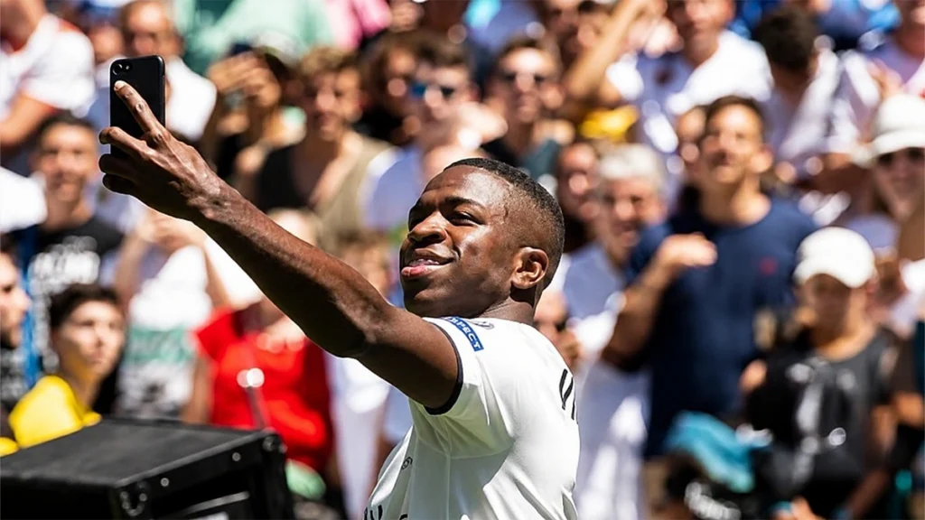 Vinícius Jr taking selfie with fans for smile confidence article